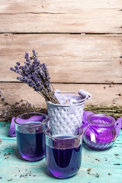 Chá quente de lavanda na mesa de madeira vintage