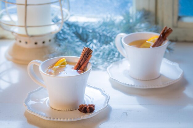 Chá quente e aromático com laranja e canela para o natal