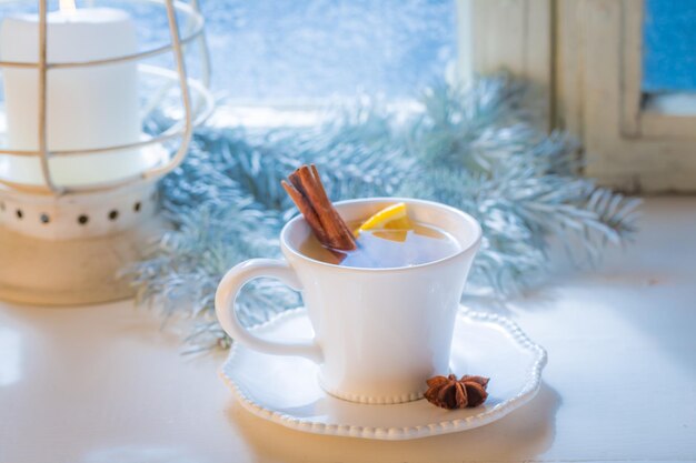 Chá quente e doce com canela e laranja para o Natal