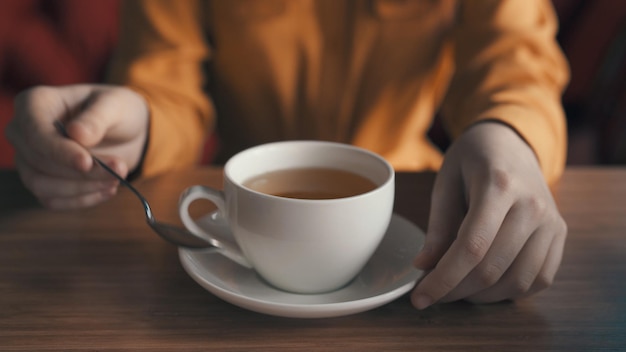 Chá quente em uma xícara na mesa de café da manhã como um estilo de vida