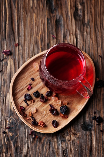 Chá quente vermelho na mesa de madeira