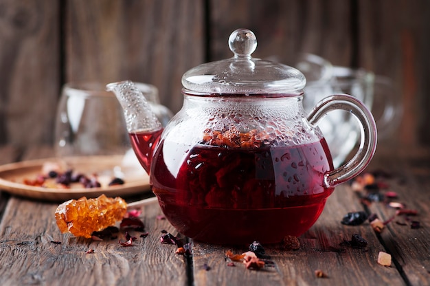 Chá quente vermelho na mesa de madeira