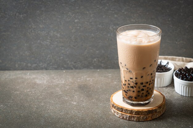 Chá saboroso de leite com bolhas ou chá de boba