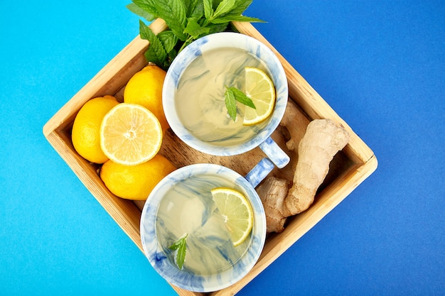 Chá saudável duas xícaras com limão, gengibre, hortelã