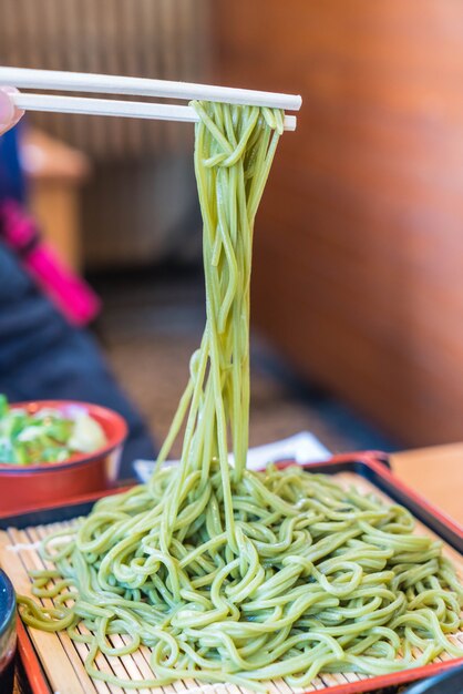 Cha Soba japonesa (té verde Soba) en el plato