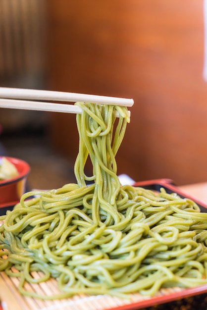 Cha Soba japonesa (té verde Soba) en el plato