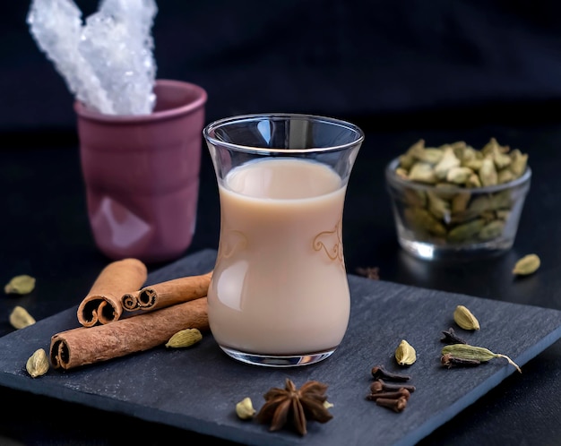 Chá tradicional de masala de bebida quente indiana e do Oriente Médio ou karak chai com especiarias e leite. Cozinha exótica.