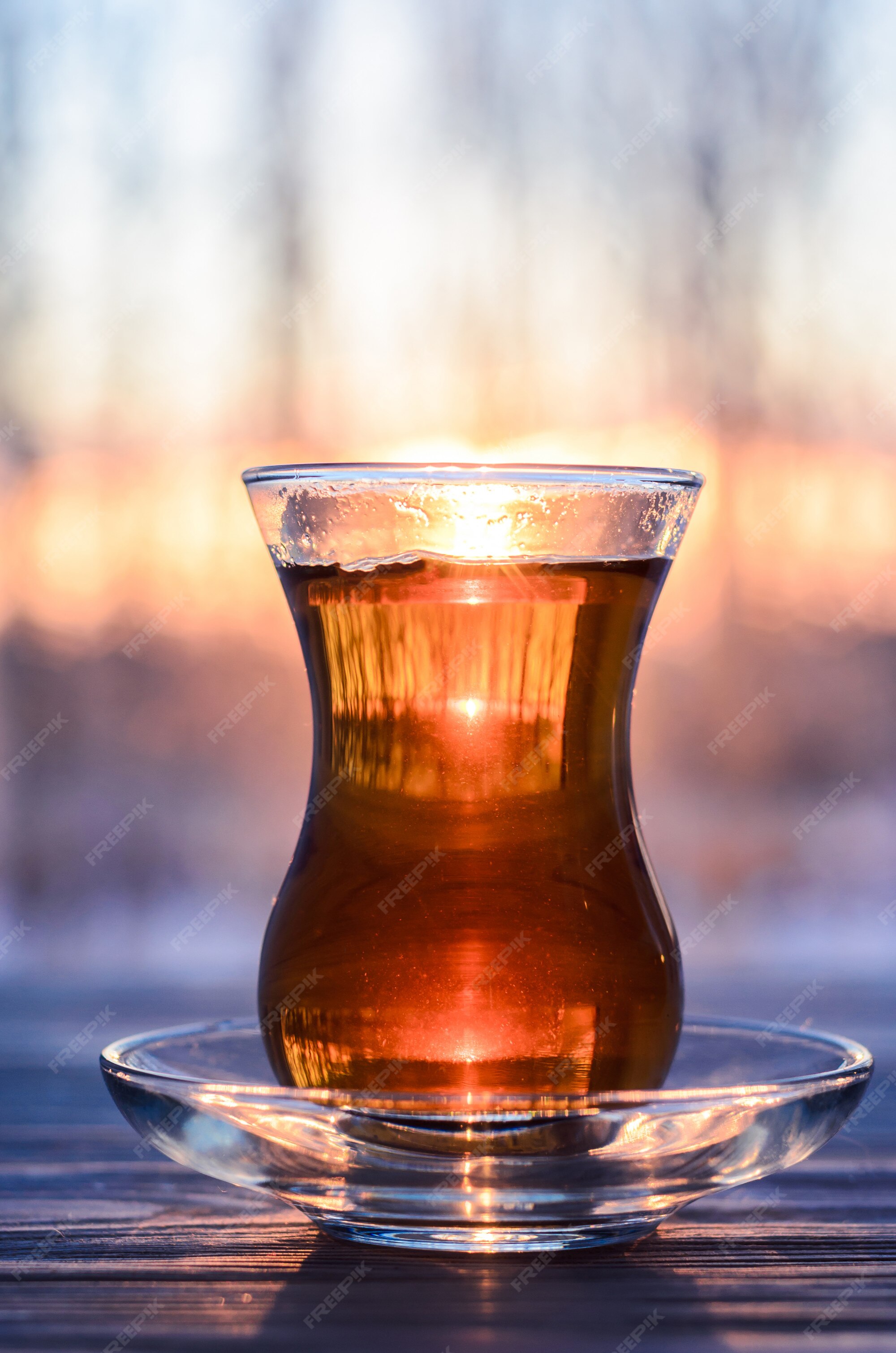 Foto de Chá Turco Em Vidros Tradicionais Na Tabela Jogo De Chá Turco  Tradicional Copo De Vidro Do Chá Teapot Pintado e mais fotos de stock de  Alimentação Saudável - iStock