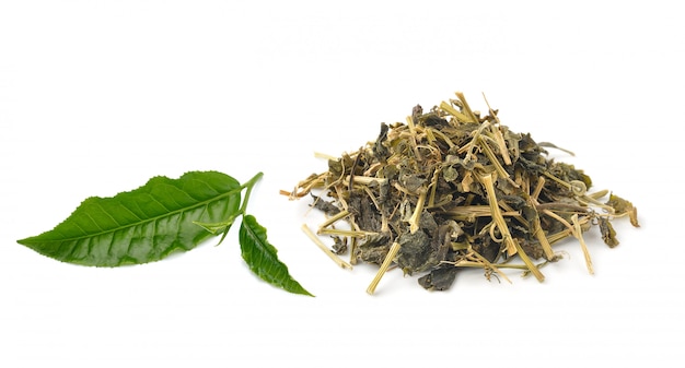 Chá verde aromático, isolado no branco
