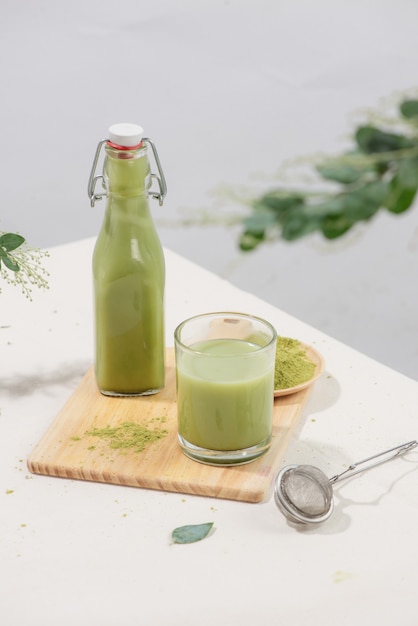 Chá verde caseiro refrescante para a saúde em fundo branco