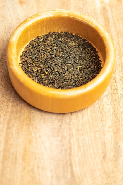 chá verde chá aromatizado com pétalas secas polvilhado para preparar uma bebida quente porção fresca refeição saudável