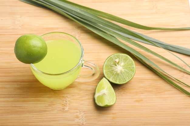 Chá verde com limão em fundo de madeira