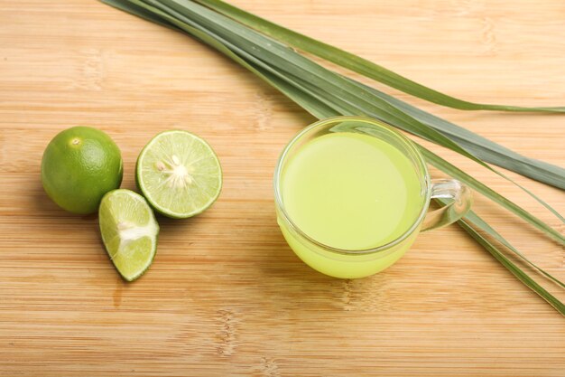 Chá verde com limão em fundo de madeira