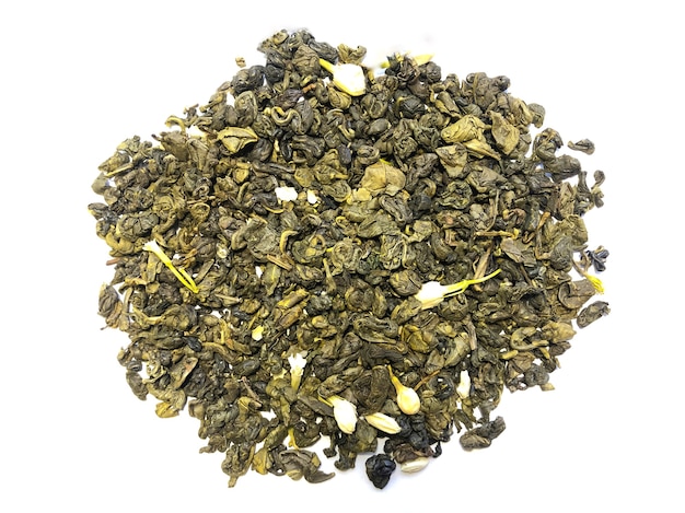 Chá verde do Ceilão isolado no fundo branco. Fotografia de chá.