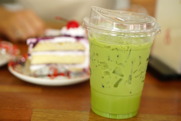 Chá verde e bolo em uma mesa em um café