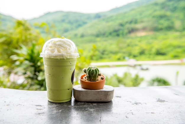 chá verde frapê e misturado. Água doce e fria