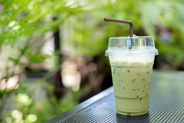 Chá verde gelado com leite. Bebida doce para relaxar no jardim