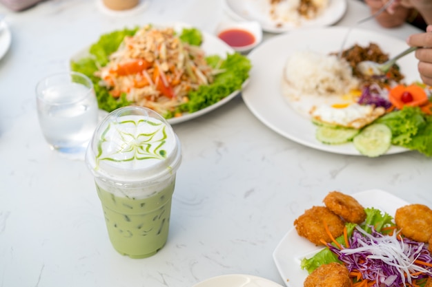 Chá verde gelado e comida na mesa