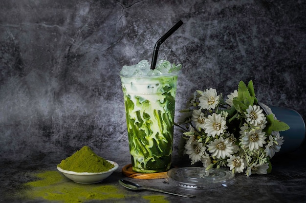 Chá verde gelado em um copo de plástico com gelo