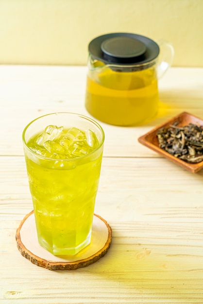 Chá verde japonês gelado
