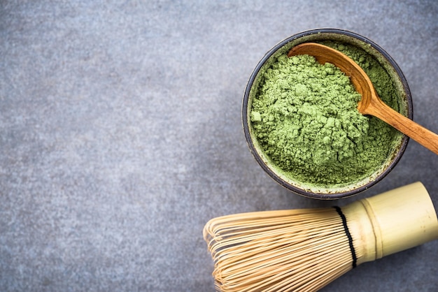 Chá verde matcha em pó e batedor de bambu