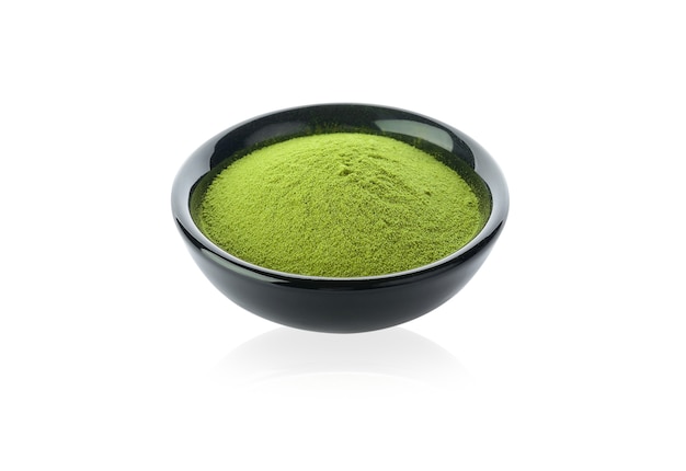 Chá verde matcha em pó em uma tigela, isolado no branco