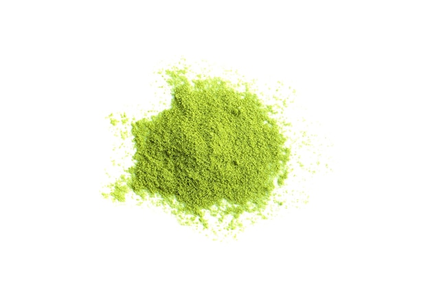 Chá verde matcha em pó isolado no branco