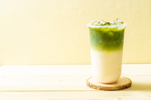 chá verde matcha gelado com leite