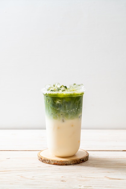 Chá verde matcha gelado com leite