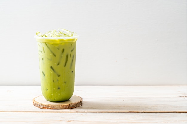 Chá verde matcha gelado com leite