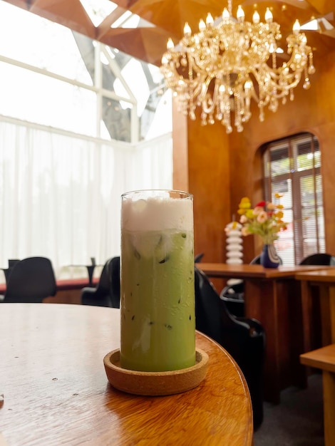 Chá verde matcha gelado na mesa de madeira