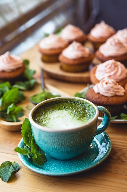 Chá verde Matcha japonês. chá matcha com bolos