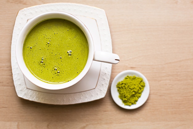 Chá verde matcha japonês em uma caneca branca