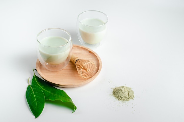 Chá verde matcha na bandeja de madeira batedeira para chá produto orgânico da natureza para saúde