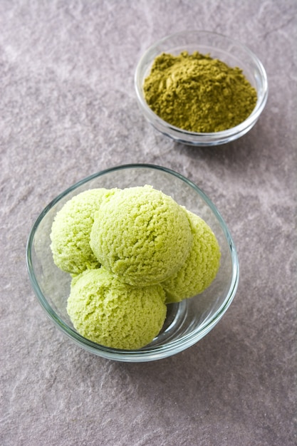 Chá verde matcha sorvete em uma tigela de cristal em pedra cinza