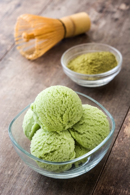 Chá verde matcha sorvete em uma tigela de cristal na mesa de madeira