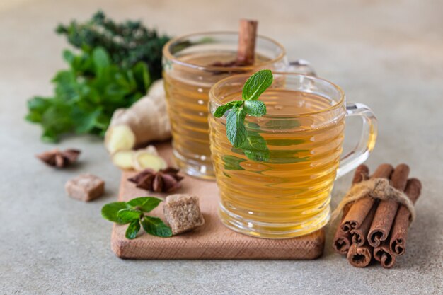 Chá verde ou de ervas com menta e tomilho, canela, anis e gengibre. chá de menta e tomilho.