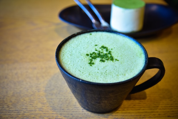 Chá verde quente matcha latte em madeira