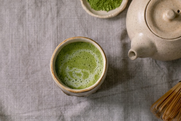 Chá verde quente tradicional matcha em xícara de cerâmica