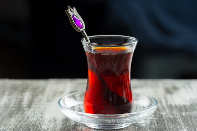 Chá vermelho em copos turcos em uma mesa de madeira