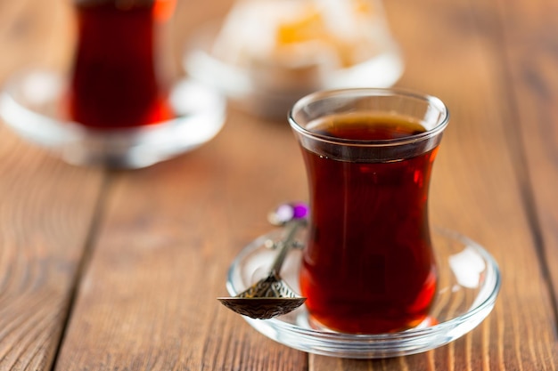 Chá vermelho em copos turcos sobre uma mesa de madeira