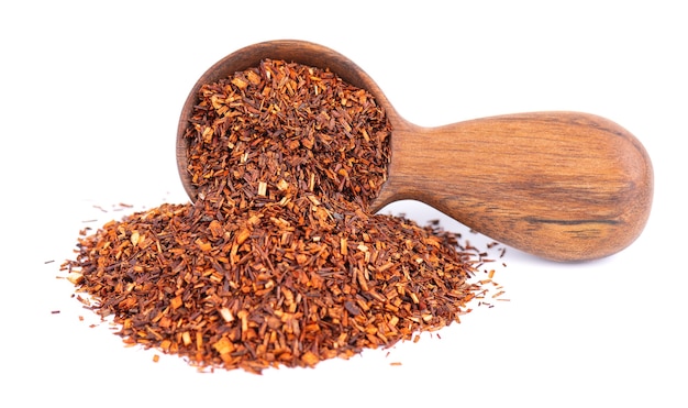 Chá vermelho rooibos em colher de pau, isolado no fundo branco chá tradicional de ervas e orgânicos