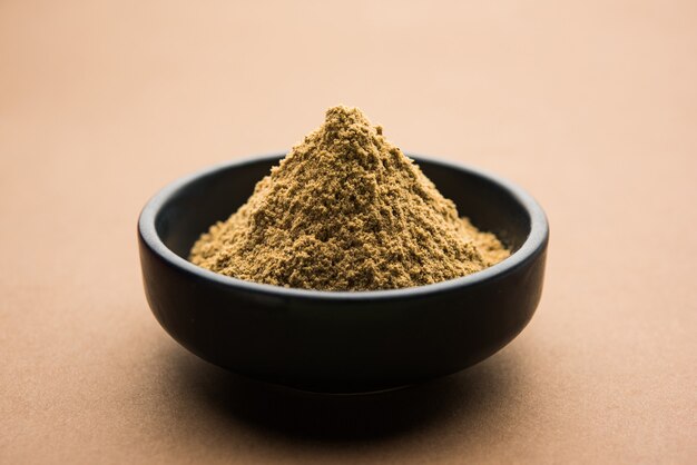 Chaat MasalaÃƒÂ‚Ã‚Â Ã © uma mistura indiana de especiarias em pÃ³, ÃƒÂ‚Ã‚Â AÃƒÂ‚Ã, Â em pÃ³ tangy thatÃƒÂ‚Ã‚Â enfeitar qualquer prato com uma pitada