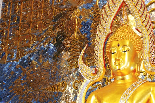 Chachoengseo, Tailândia Estátua de Buda no Wat Veerachote