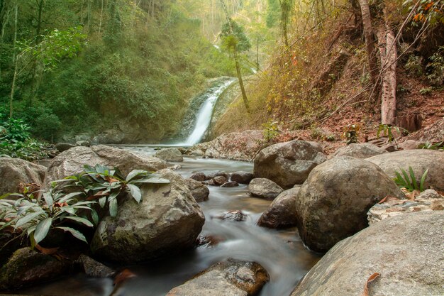 Chae sohn wasserfall am chae sohn nationalpark, lampang thailand. schöne wasserfalllandschaft.