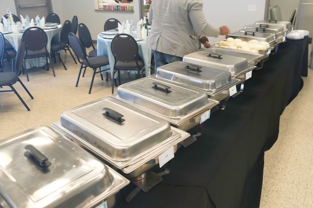 Chaffing pratos para servir comida em uma festa nigeriana