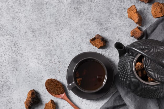 Chaga cresce rapidamente café. bebida saudável na moda. vista de cima. postura plana.