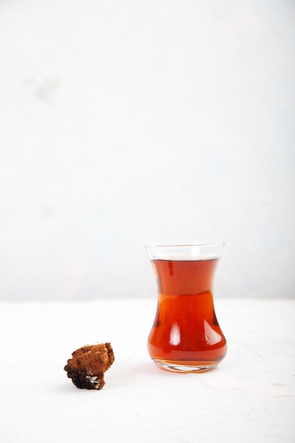 Chaga-Tee in einem türkischen Glas auf hellem Hintergrund Gesundes Ernährungskonzept Spaes kopieren