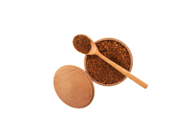 Chaga-Teepulver in Holzschale mit Löffel-Draufsicht Getrocknete Stücke von Birken-Chaga-Pilz