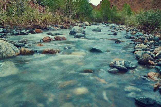 Chagan Uzun Fluss mit Wasser verschwommen durch lange Belichtung